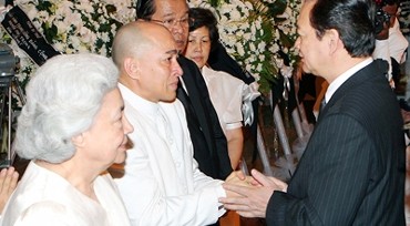 Đoàn đại biểu cao cấp Việt Nam viếng ngài Sihanouk  - ảnh 1